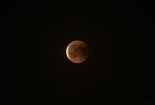 Blutmond kurz nach Austritt aus dem Kernschatten der Erde